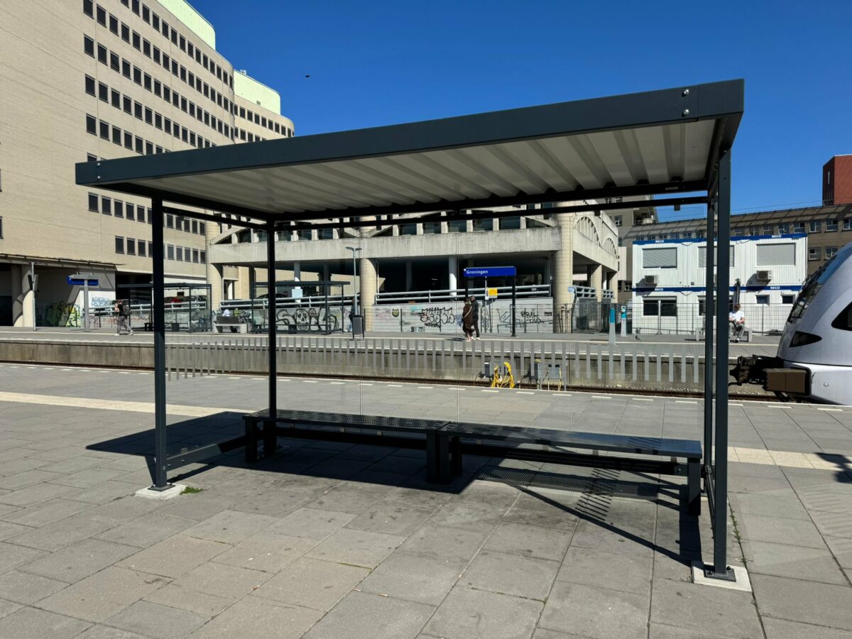 Rookoverkapping aanschaffen? 2 Palermo rookabri 4 meter met geïntegreerde zitbanken, ESG veiligheidsglas en verzinkte staalconstructie voor bedrijfsterreinen en openbare ruimtes